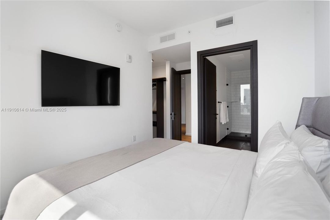 For Sale: $1,379,000 (3 beds, 3 baths, 1135 Square Feet)