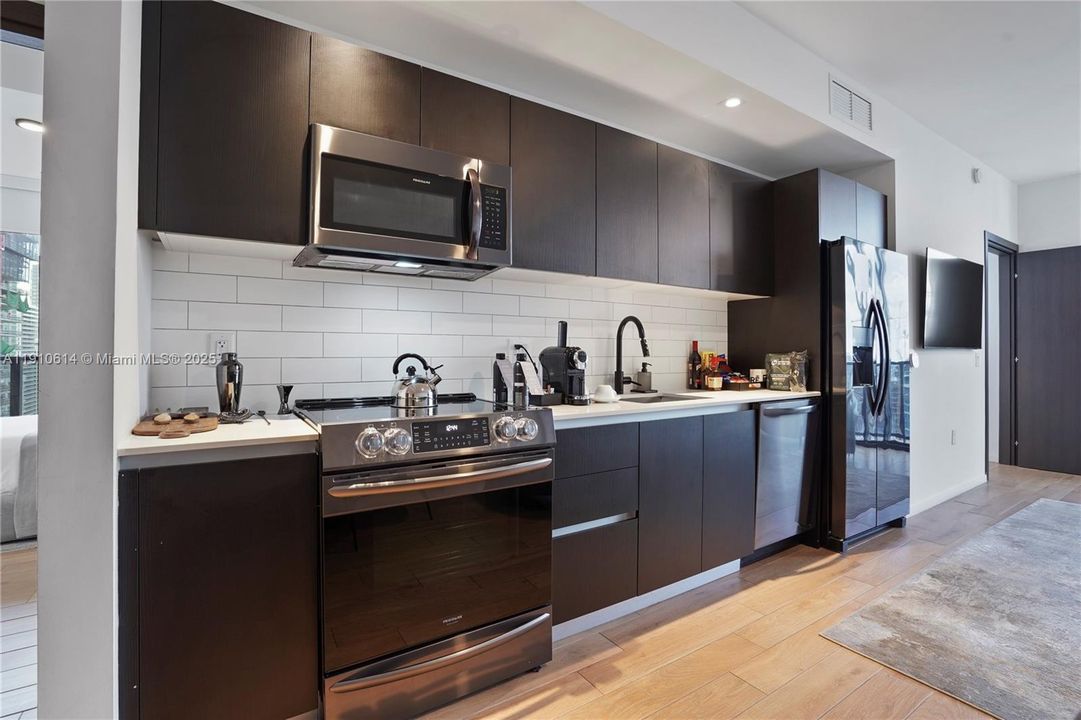 For Sale: $1,379,000 (3 beds, 3 baths, 1135 Square Feet)