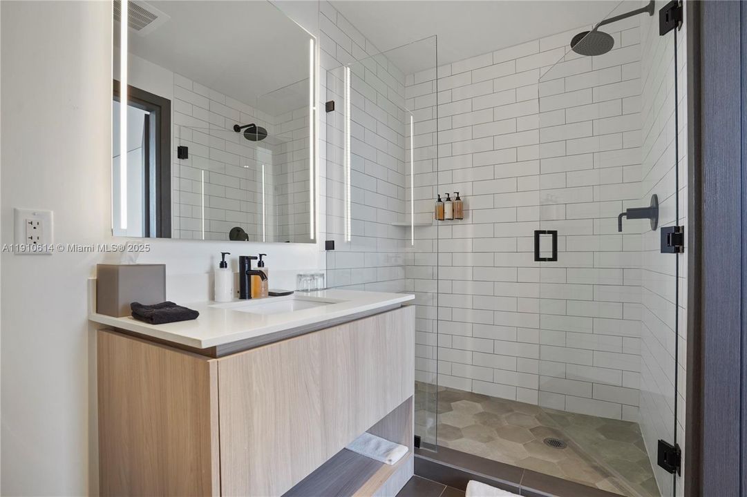 For Sale: $1,379,000 (3 beds, 3 baths, 1135 Square Feet)