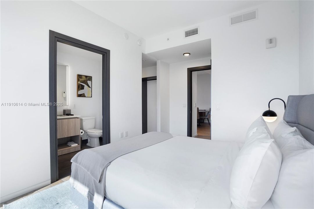 For Sale: $1,379,000 (3 beds, 3 baths, 1135 Square Feet)