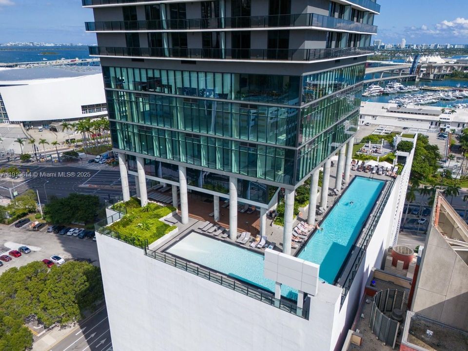 For Sale: $1,379,000 (3 beds, 3 baths, 1135 Square Feet)