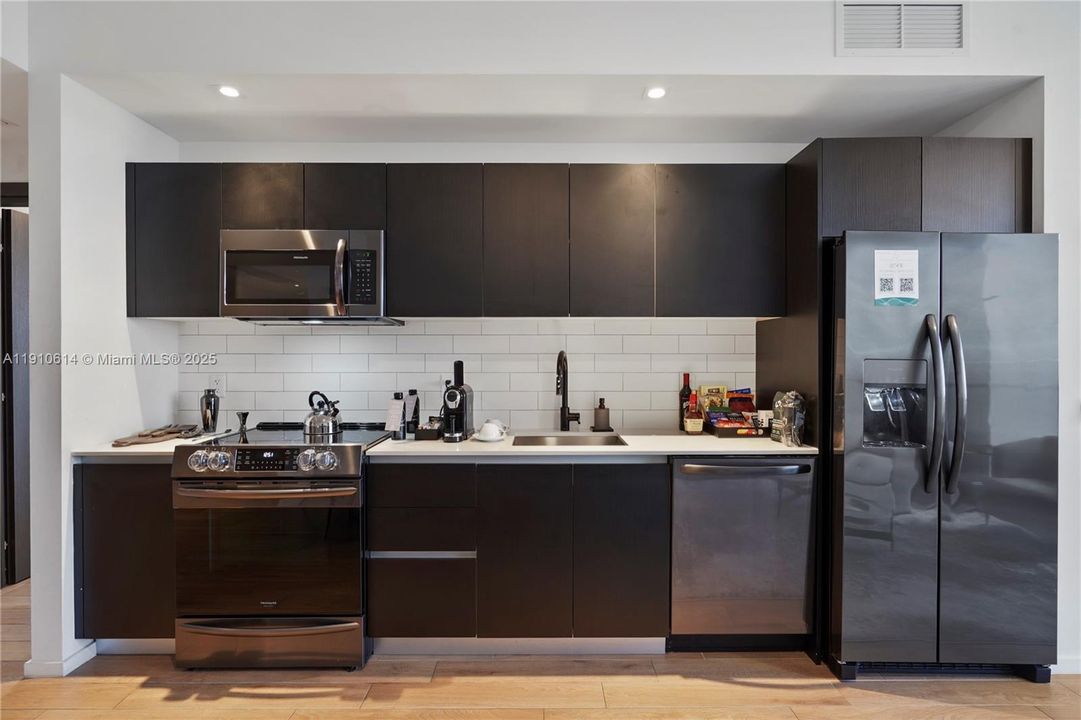 For Sale: $1,379,000 (3 beds, 3 baths, 1135 Square Feet)