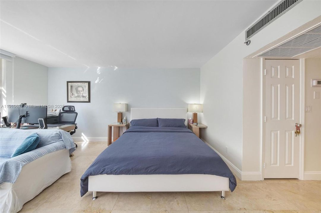 For Sale: $325,000 (0 beds, 1 baths, 560 Square Feet)