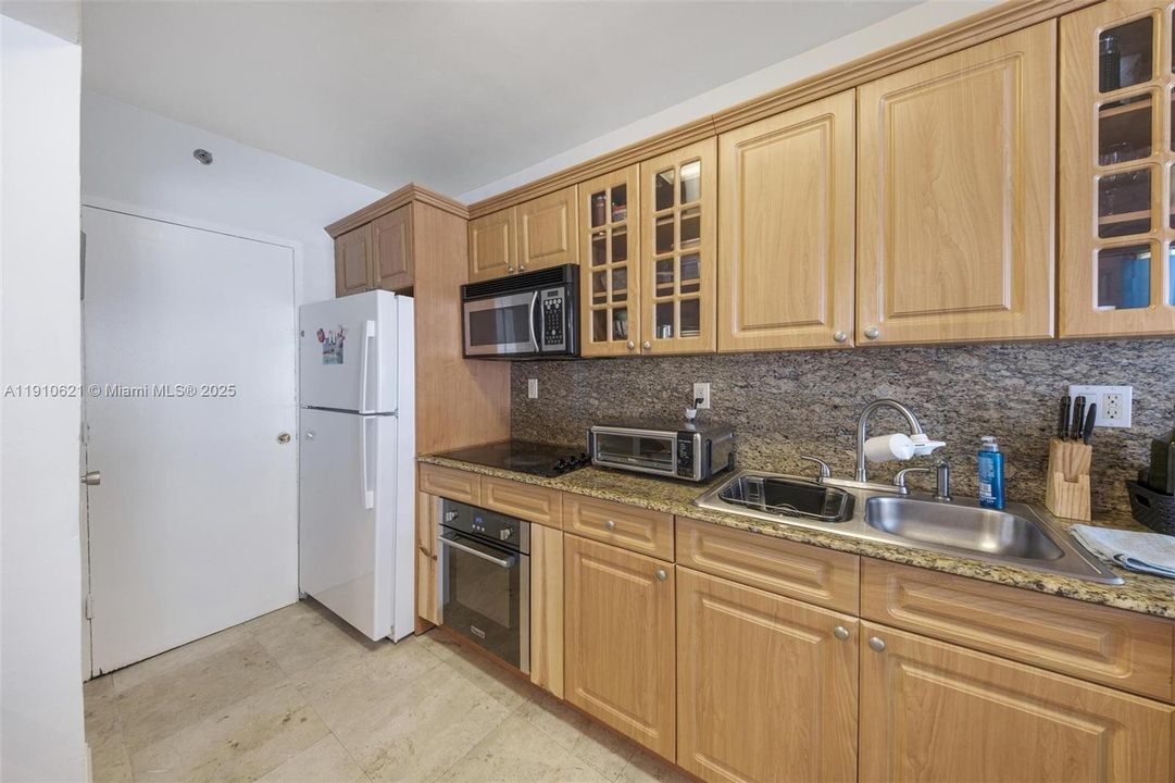 For Sale: $325,000 (0 beds, 1 baths, 560 Square Feet)