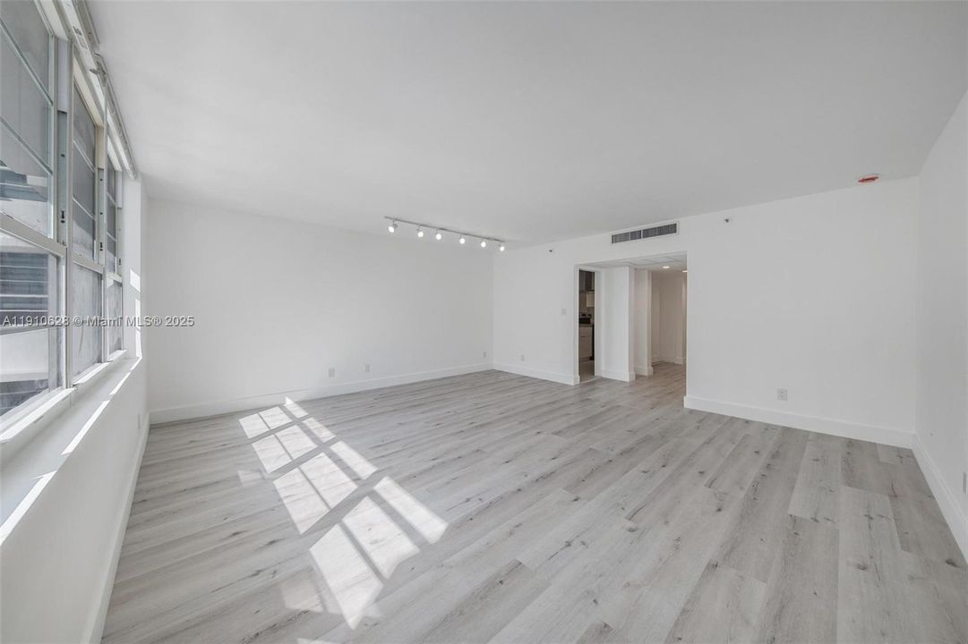 For Sale: $359,000 (0 beds, 1 baths, 550 Square Feet)