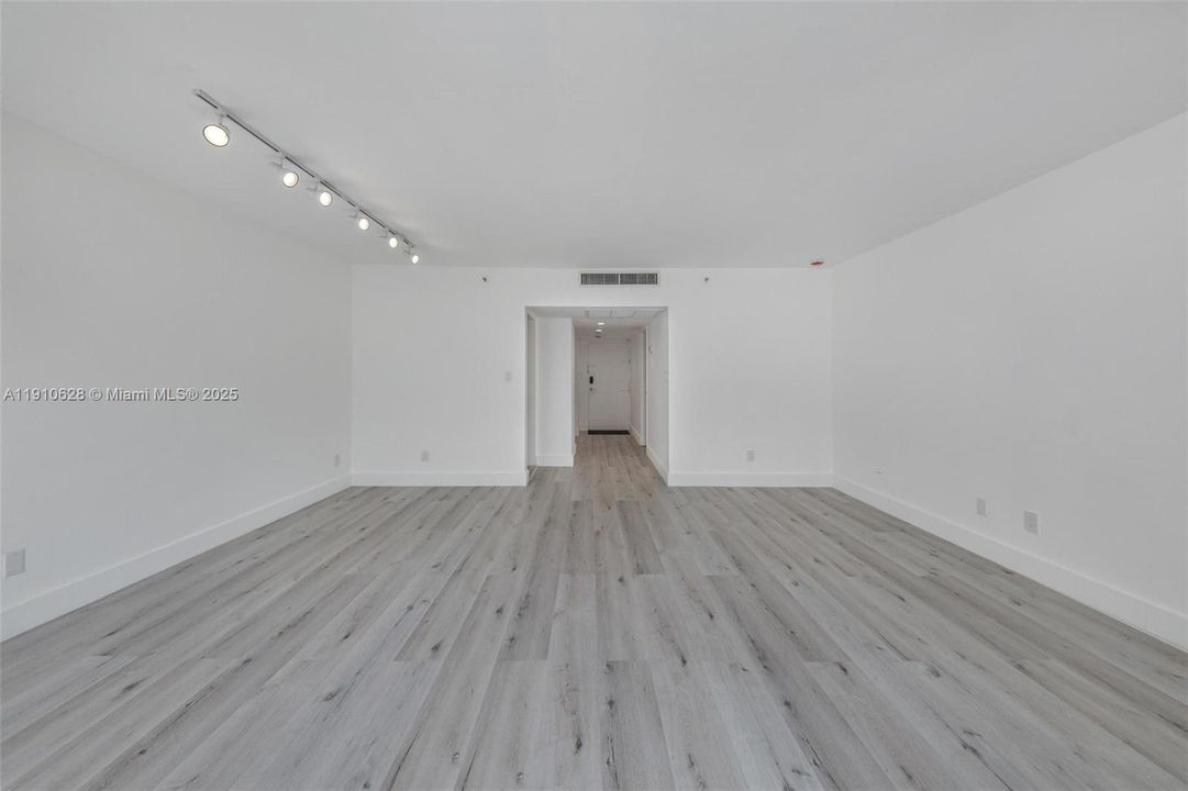 For Sale: $359,000 (0 beds, 1 baths, 550 Square Feet)