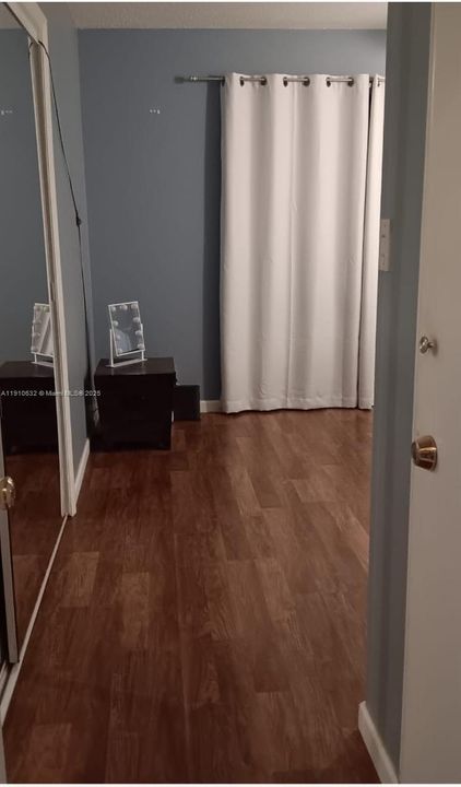 出租: $1,300 (1 贝兹, 1 浴室, 300 平方英尺)