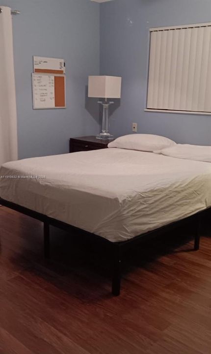 出租: $1,300 (1 贝兹, 1 浴室, 300 平方英尺)