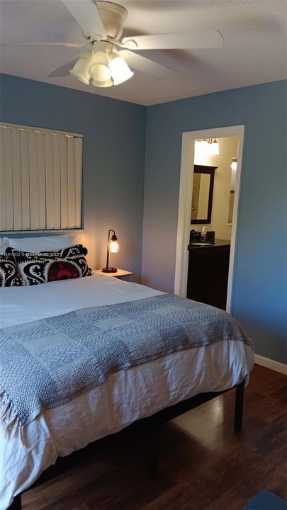 出租: $1,300 (1 贝兹, 1 浴室, 300 平方英尺)