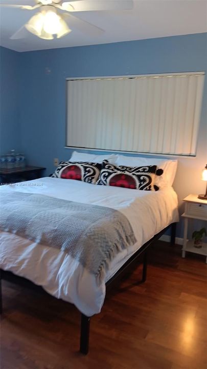 出租: $1,300 (1 贝兹, 1 浴室, 300 平方英尺)