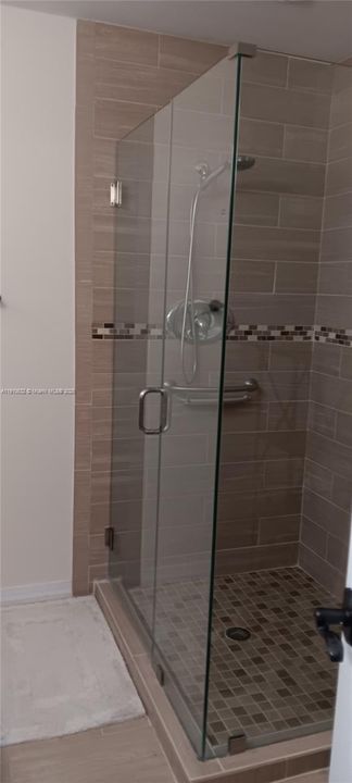 出租: $1,300 (1 贝兹, 1 浴室, 300 平方英尺)