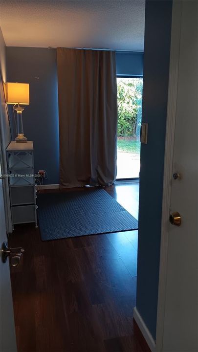 出租: $1,300 (1 贝兹, 1 浴室, 300 平方英尺)