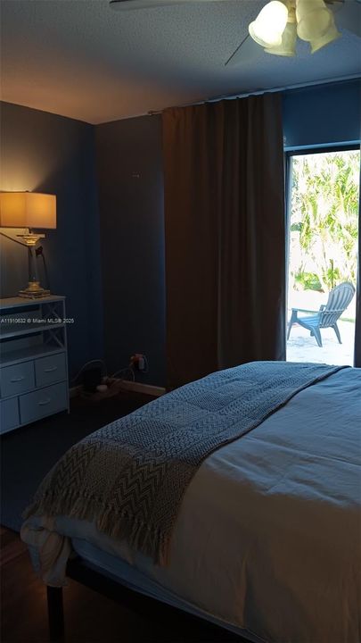 出租: $1,300 (1 贝兹, 1 浴室, 300 平方英尺)