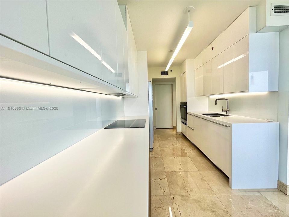 出租: $7,400 (2 贝兹, 2 浴室, 1680 平方英尺)