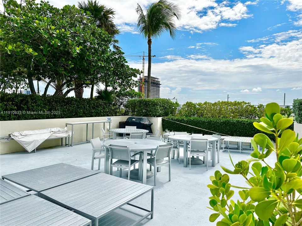 出租: $7,400 (2 贝兹, 2 浴室, 1680 平方英尺)