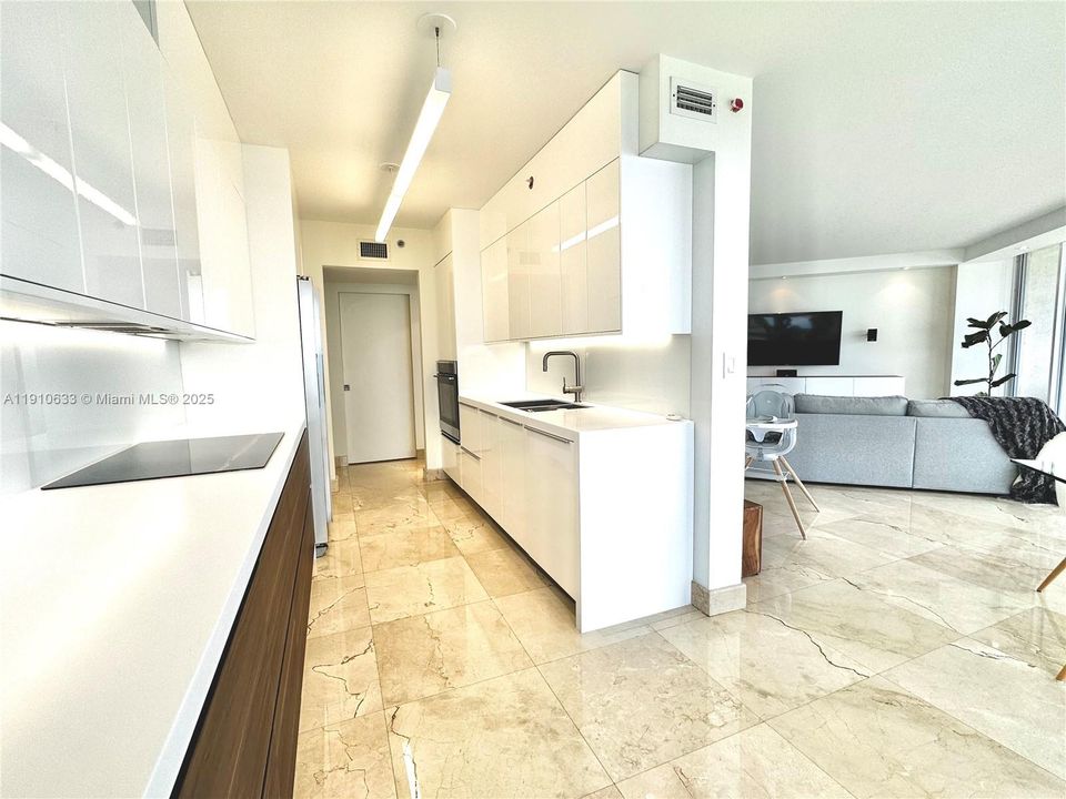 出租: $7,400 (2 贝兹, 2 浴室, 1680 平方英尺)