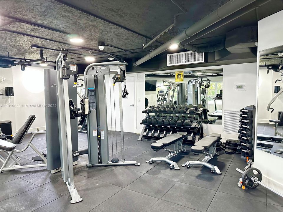 出租: $7,400 (2 贝兹, 2 浴室, 1680 平方英尺)