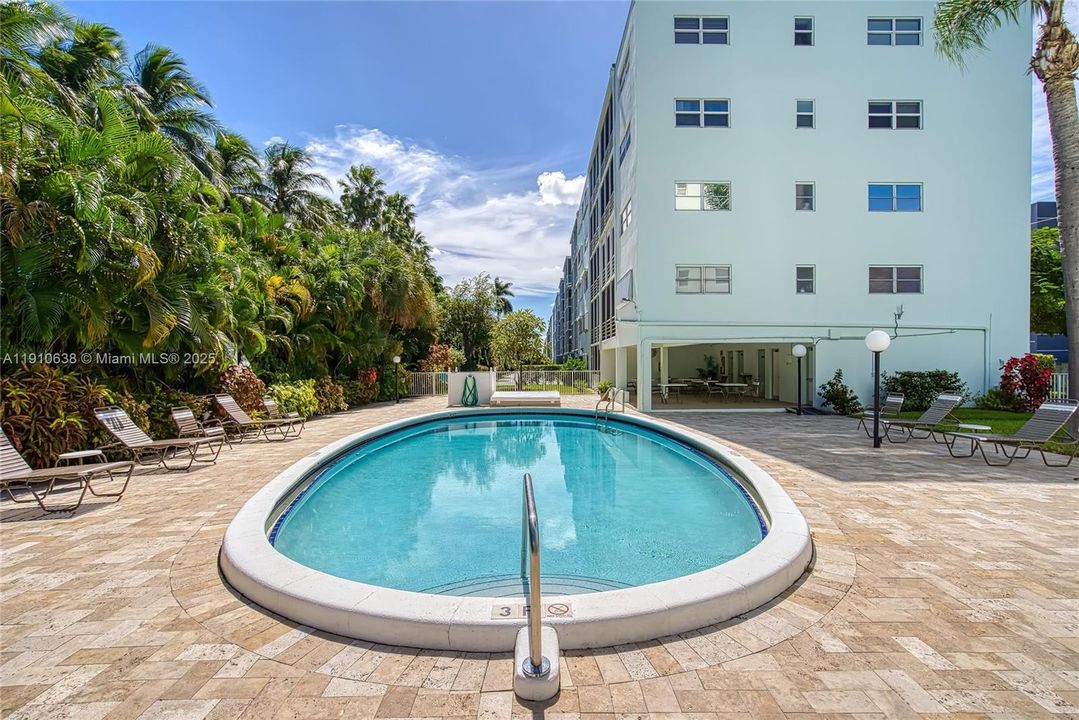 Active With Contract: $1,600 (1 beds, 1 baths, 730 Square Feet)