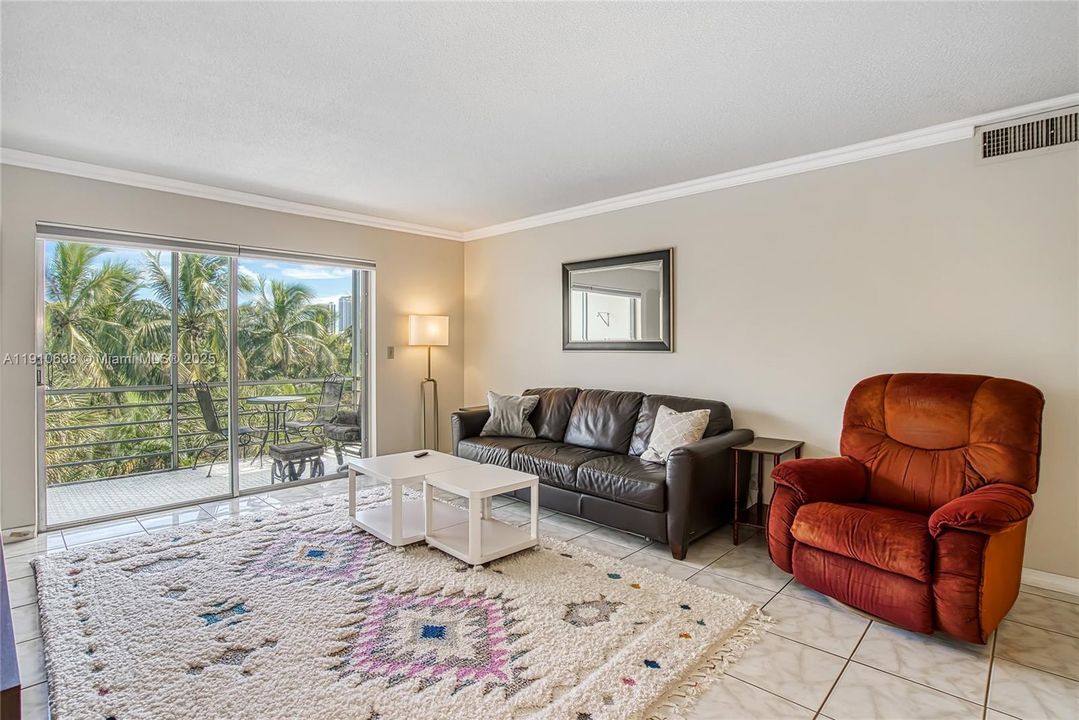 Active With Contract: $1,600 (1 beds, 1 baths, 730 Square Feet)