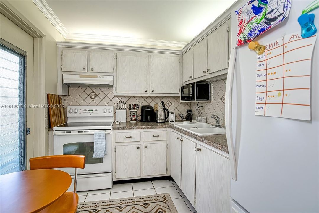 Active With Contract: $1,600 (1 beds, 1 baths, 730 Square Feet)