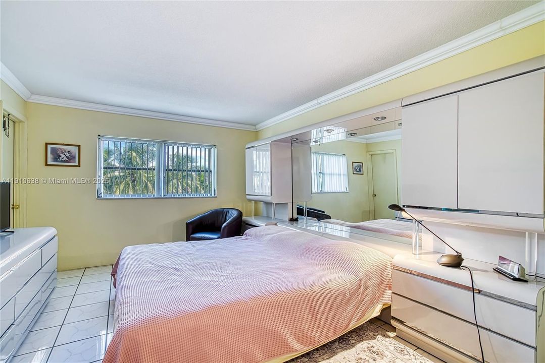 Active With Contract: $1,600 (1 beds, 1 baths, 730 Square Feet)