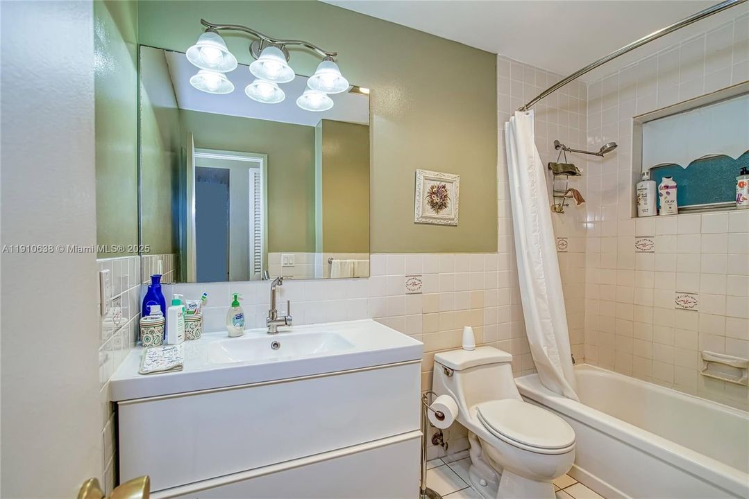 Active With Contract: $1,600 (1 beds, 1 baths, 730 Square Feet)