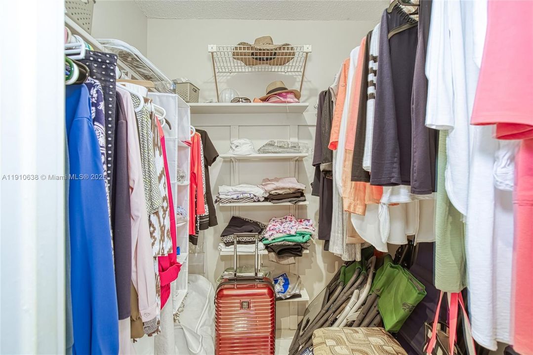 Active With Contract: $1,600 (1 beds, 1 baths, 730 Square Feet)