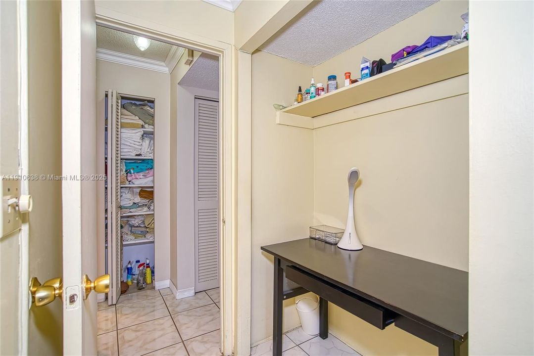 Active With Contract: $1,600 (1 beds, 1 baths, 730 Square Feet)