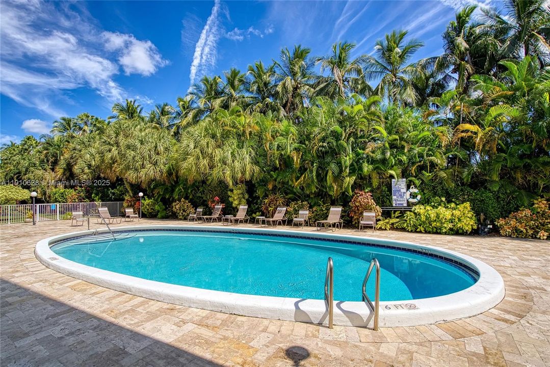 Active With Contract: $1,600 (1 beds, 1 baths, 730 Square Feet)