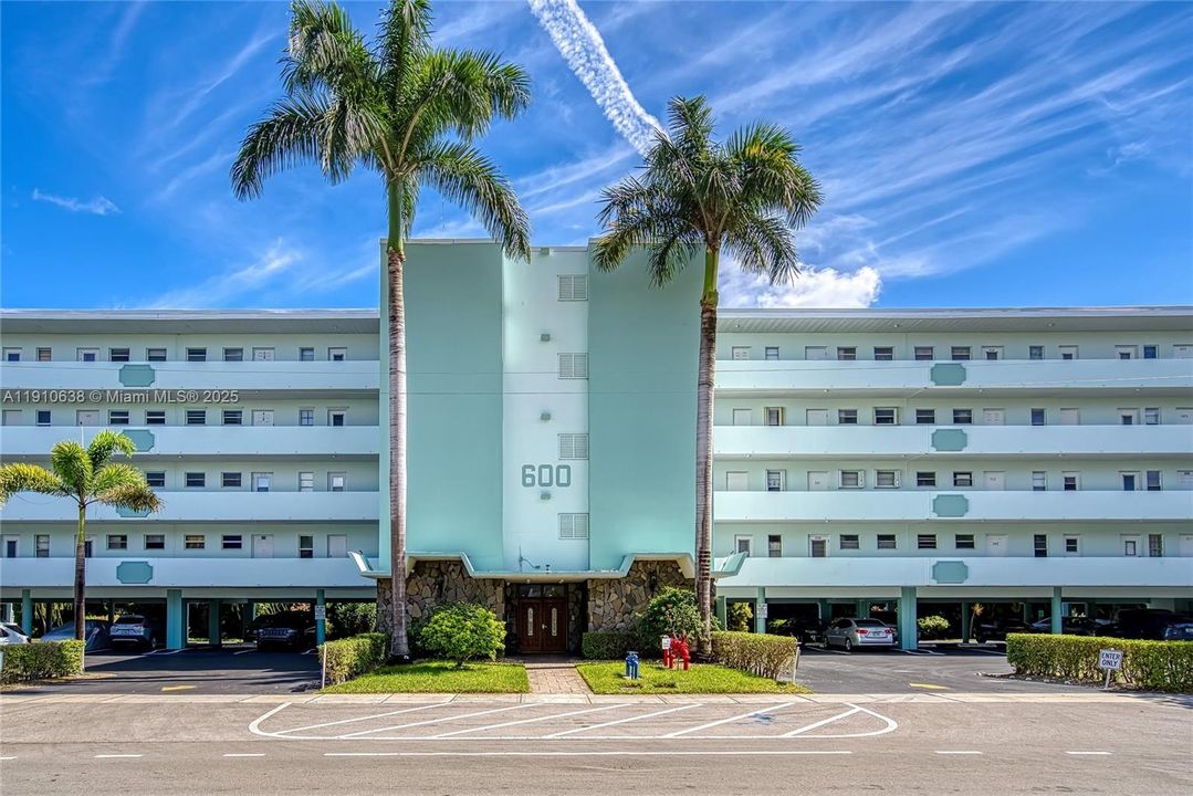 Active With Contract: $1,600 (1 beds, 1 baths, 730 Square Feet)