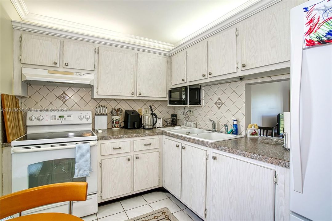 Active With Contract: $1,600 (1 beds, 1 baths, 730 Square Feet)