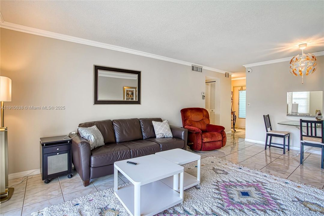 Active With Contract: $1,600 (1 beds, 1 baths, 730 Square Feet)