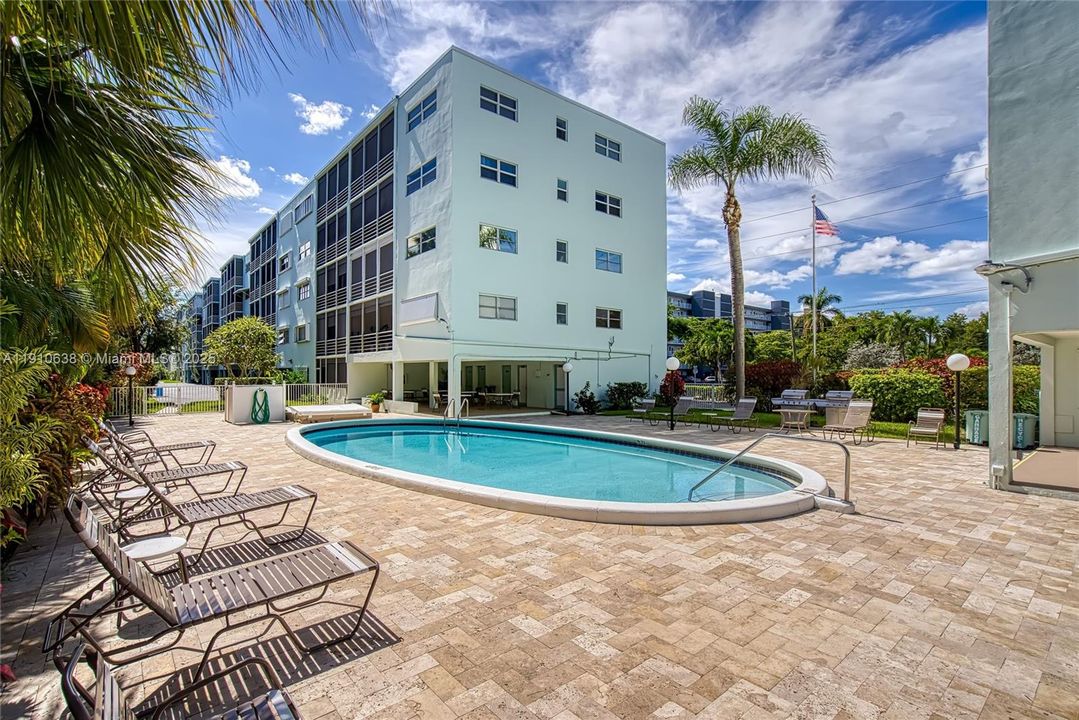 Active With Contract: $1,600 (1 beds, 1 baths, 730 Square Feet)