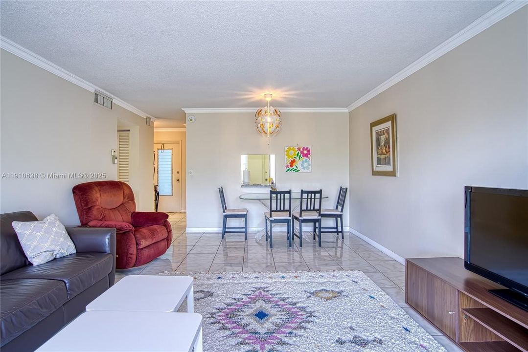 Active With Contract: $1,600 (1 beds, 1 baths, 730 Square Feet)