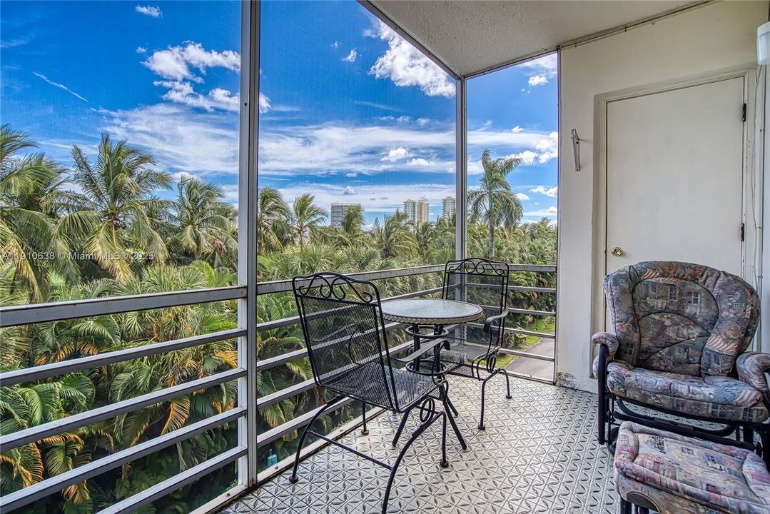 Active With Contract: $1,600 (1 beds, 1 baths, 730 Square Feet)