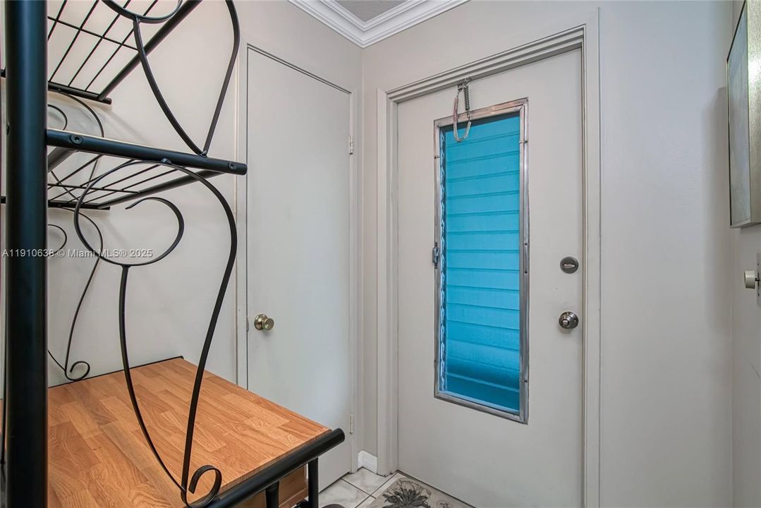 Active With Contract: $1,600 (1 beds, 1 baths, 730 Square Feet)