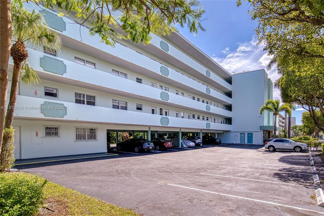 Active With Contract: $1,600 (1 beds, 1 baths, 730 Square Feet)