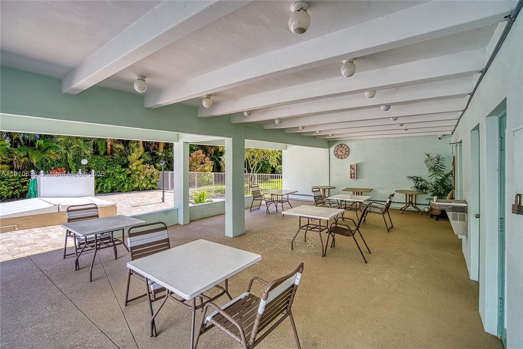 Active With Contract: $1,600 (1 beds, 1 baths, 730 Square Feet)