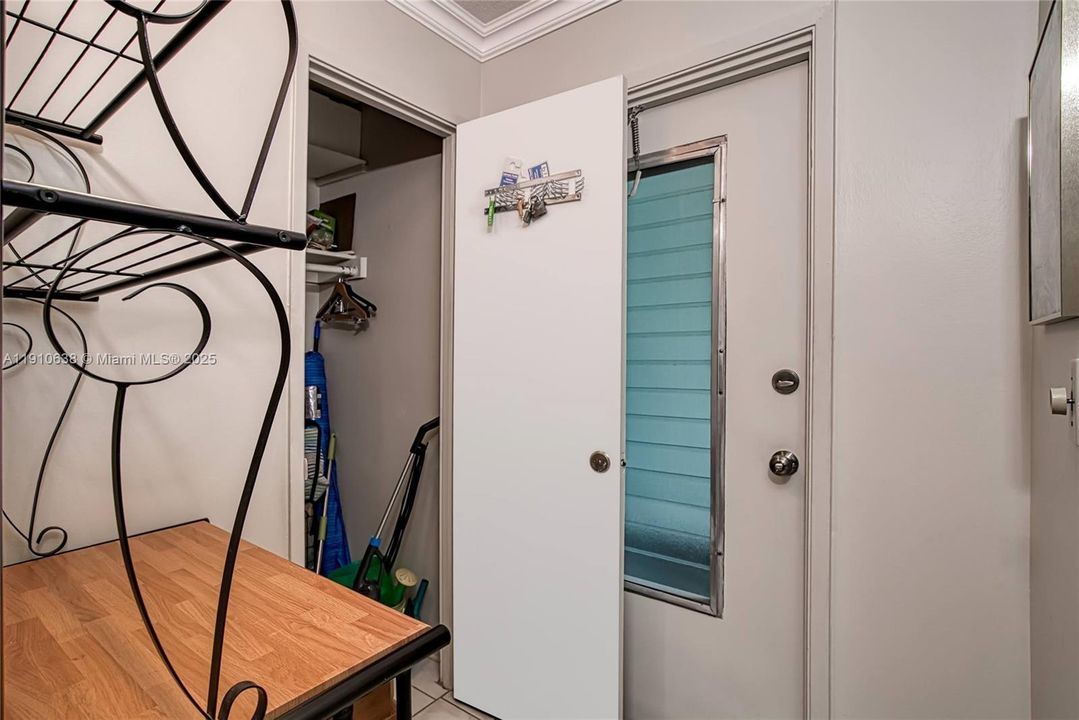 Active With Contract: $1,600 (1 beds, 1 baths, 730 Square Feet)