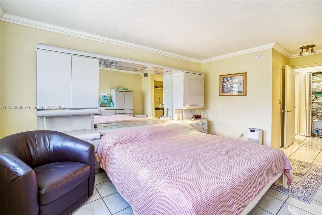 Active With Contract: $1,600 (1 beds, 1 baths, 730 Square Feet)