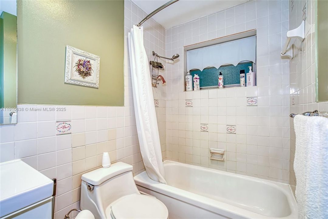 Active With Contract: $1,600 (1 beds, 1 baths, 730 Square Feet)
