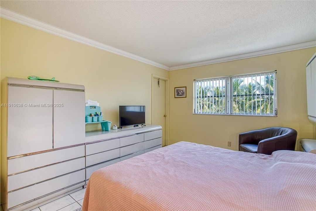 Active With Contract: $1,600 (1 beds, 1 baths, 730 Square Feet)