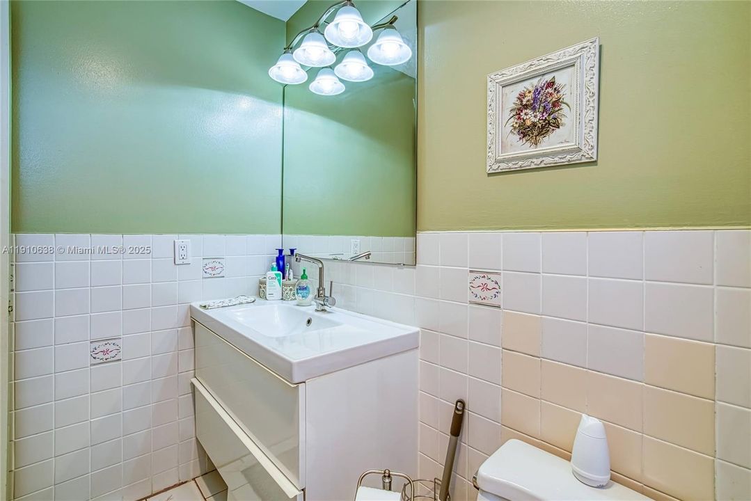 Active With Contract: $1,600 (1 beds, 1 baths, 730 Square Feet)