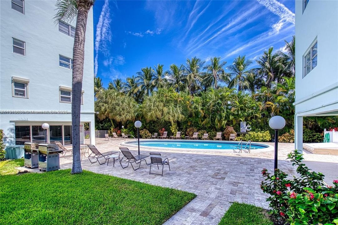 Active With Contract: $1,600 (1 beds, 1 baths, 730 Square Feet)