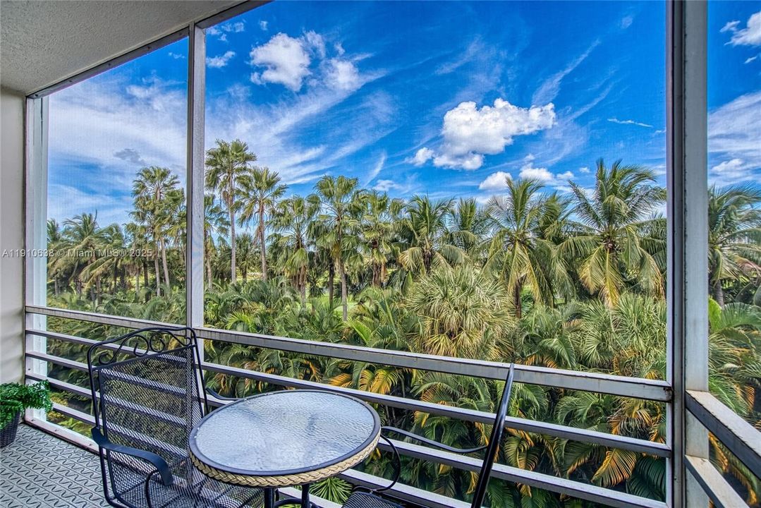 Active With Contract: $1,600 (1 beds, 1 baths, 730 Square Feet)