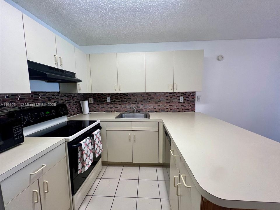 Active With Contract: $280,000 (2 beds, 2 baths, 820 Square Feet)