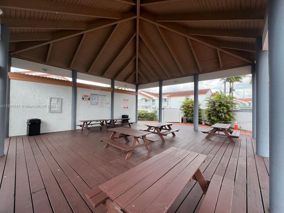 Active With Contract: $280,000 (2 beds, 2 baths, 820 Square Feet)