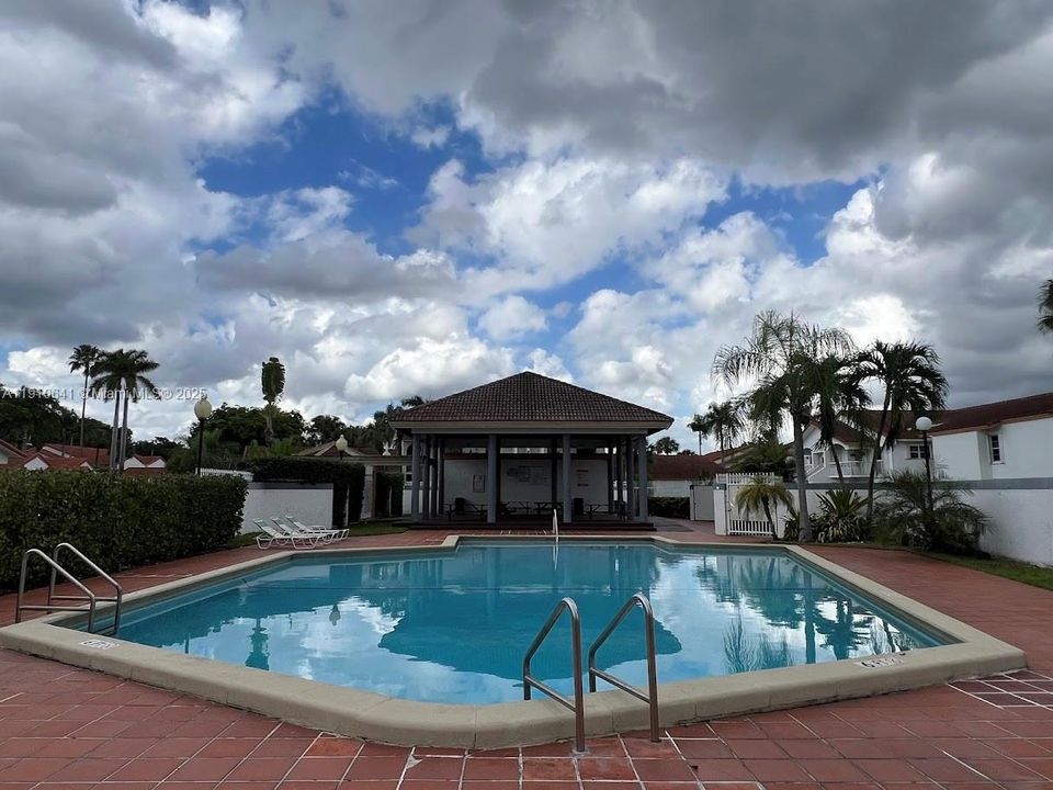 Active With Contract: $280,000 (2 beds, 2 baths, 820 Square Feet)