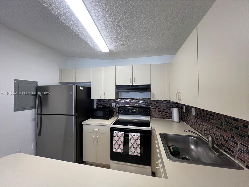 Active With Contract: $280,000 (2 beds, 2 baths, 820 Square Feet)