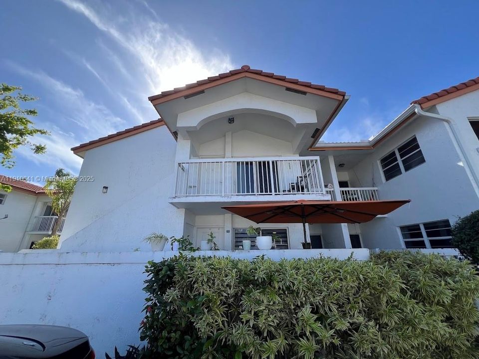 Active With Contract: $280,000 (2 beds, 2 baths, 820 Square Feet)